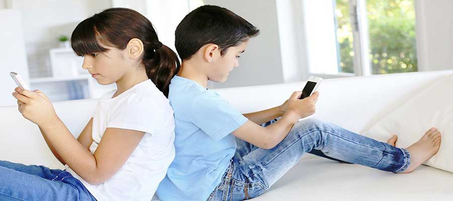 6 Striking Things Every Cancer Patient Had In Common: Picture of two kids making use of their phones